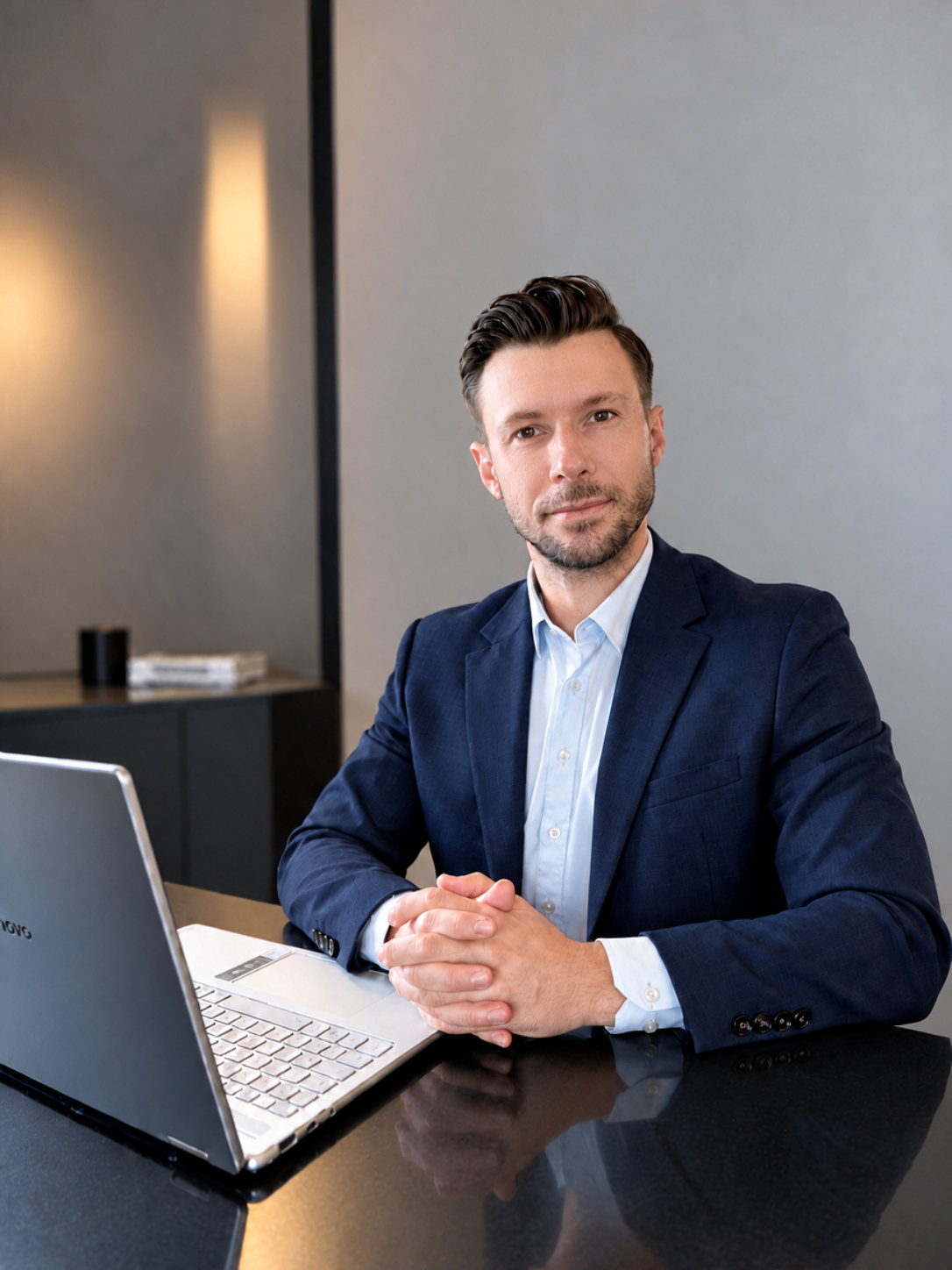 Pierre Bechmann au travail, devant son ordinateur